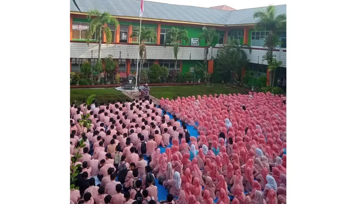  SMK Negeri 6 Padang saat Isra Miraj Nabi Muhammad di lapangan SMK Negeri 6 Padang, Jumat (16/1). (TIM LAMAN GURU)