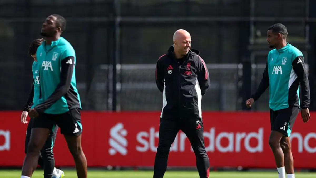 Arne Slot memimpin sesi latihan Liverpool jelang laga penting Liga Champions 2026 melawan PSG di Anfield.(Foto: UEFA.com)