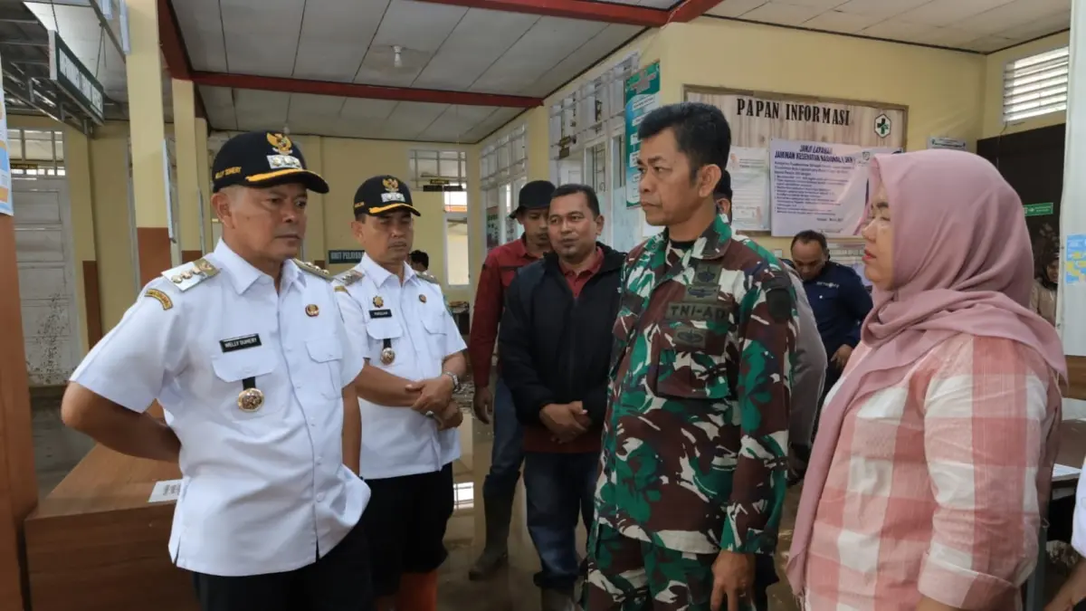 Bupati Pasaman Welly Suhery didampingi Wabup Parulian meninjau kondisi Puskesmas Simpati yang terdampak banjir bandang di Kecamatan Simpang Alahan Mati, Rabu (15/4). (DOK KOMINFO PASAMAN)