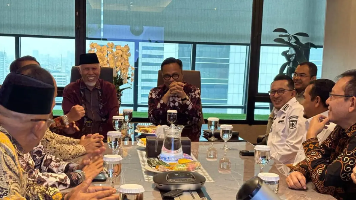 Diskusi Gubernur Sumbar Mahyeldi dan Kepala BP BUMN Dony Oskaria terkait pengembangan ekonomi Sumbar dengan fokus hilirisasi komoditas dan konektivitas infrastruktur.(Foto: IST)