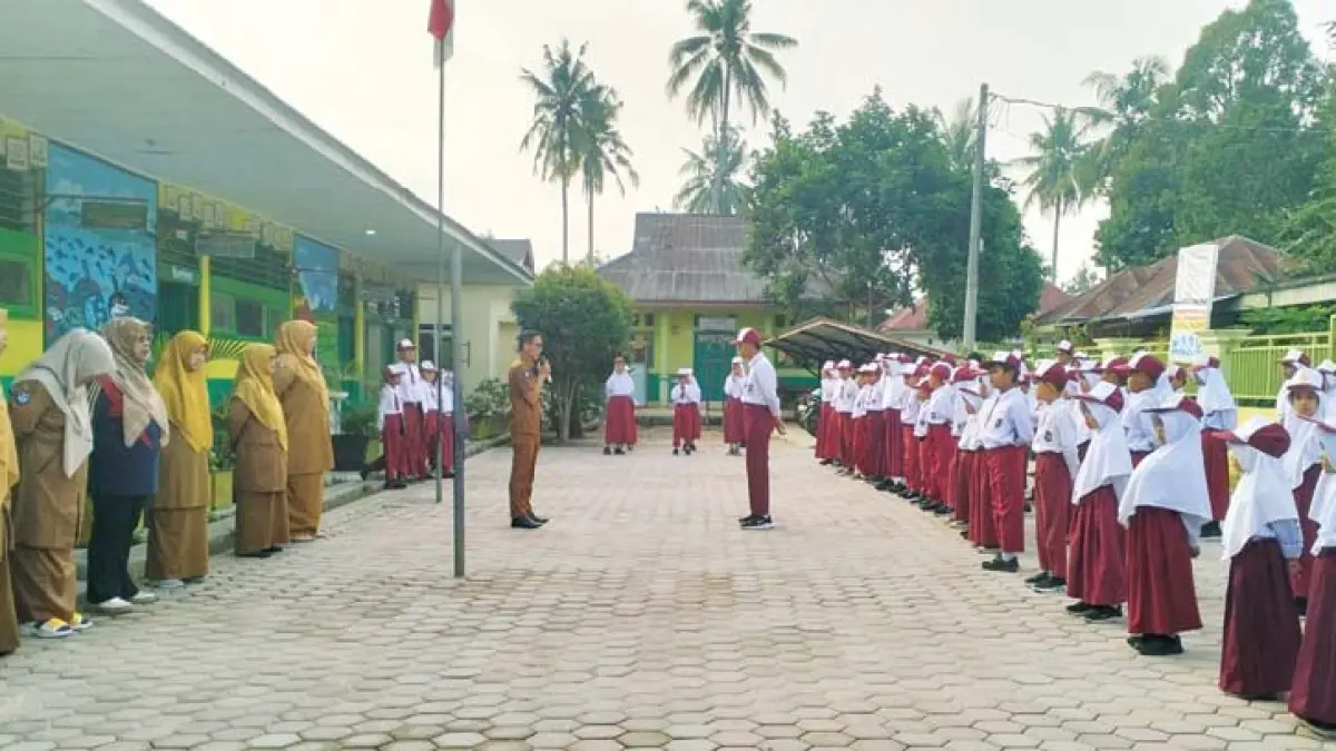 Kepala SD Negeri 38 Payakumbuh, Heri Luberto, S.Pd saat memberikan pengarahan kepada muridnya beberapa waktu lalu. (TIM LAMAN GURU)