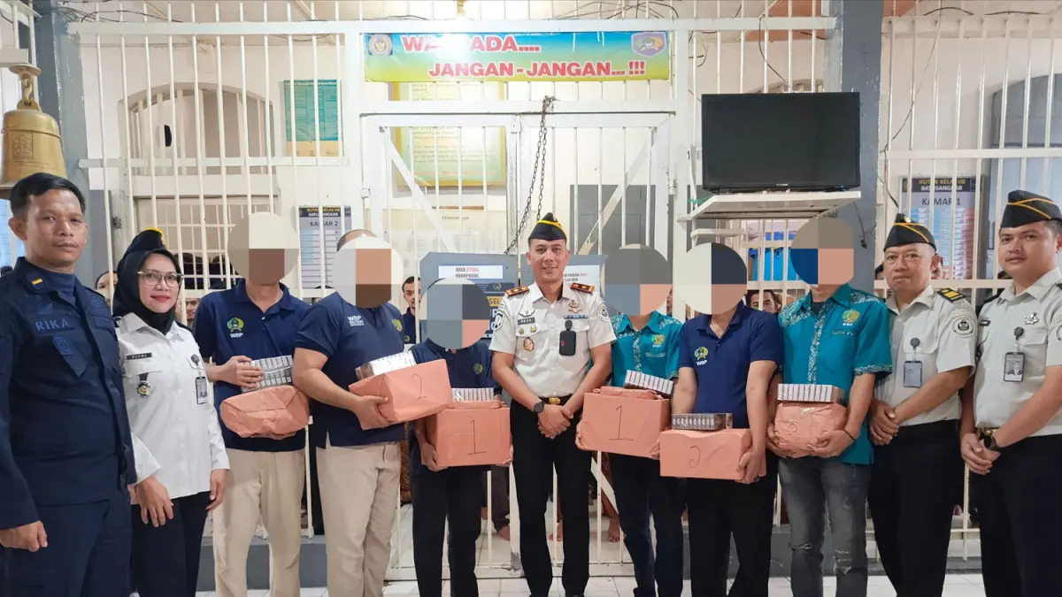 Penyerahan hadiah kepada para juara di masing-masing cabang olahraga, kemarin Rabu (15/4). (SAFRIZAL PUTRA/PADEK)&nbsp;