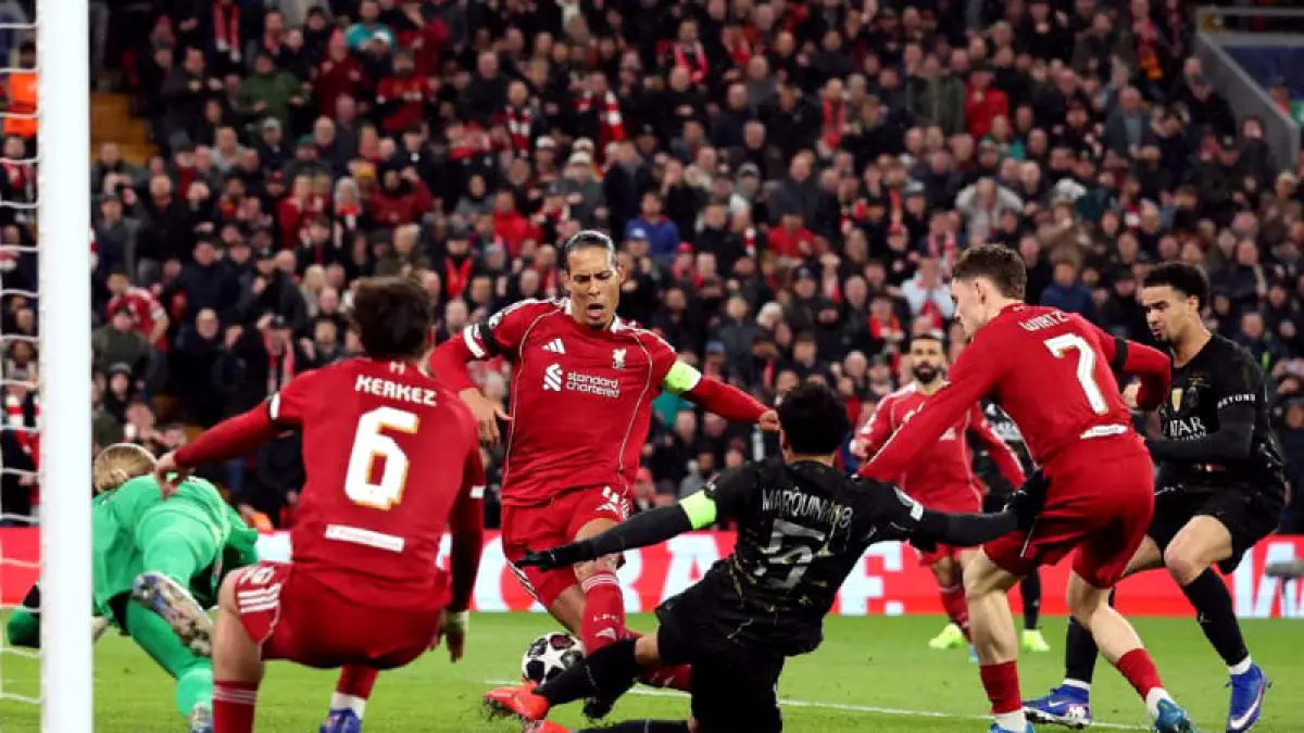PSG masih unggul agregat 2-0. Blok emas Marquinhos gagalkan peluang emas Van Dijk di babak I Perempat Final Liga Champions malam ini. (Foto: UEFA.com)