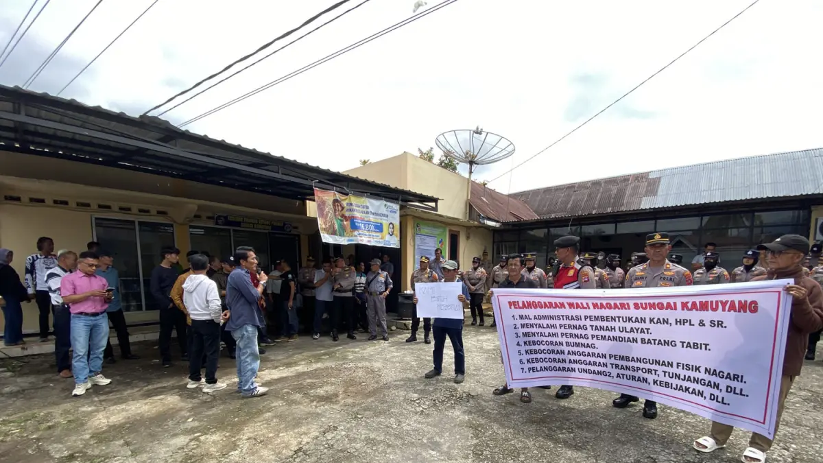 Sejumlah warga Nagari Sungi Kamuyang berujuk rasa di depan Kantor Wali Nagari Sungai Kamuyang, Rabu (15/4). (SY RIDWAN/PADEK)
