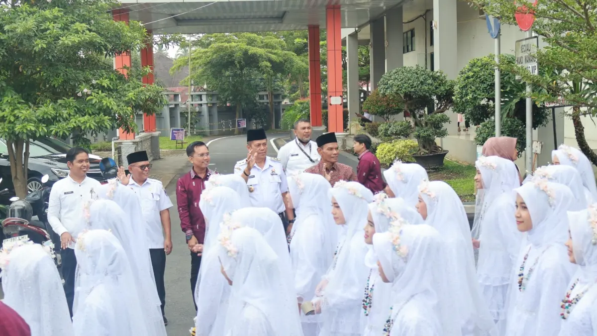 Wawako Payakumbuh lepas pawai ta’aruf 131 siswa SDIT IPHI, dirangkai wisuda tahfiz dan khatam Al-Quran, dorong generasi Qurani.