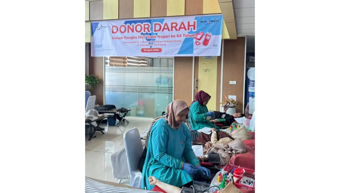 Donor darah dalam rangka HUT ke-64 Bank Nagari bekerja sama dengan UDD PMI Kota Padang berhasil mengumpulkan 95 kantong, di Banking Hall Lantai 1 Kantor Cabang Utama Padang. Kegiatan ini dibuka Direktur Operasional, Zilfa Efrizon dan Ketua Pelaksana Kegiatan Sosial, M Riza Harry Susanto. (DOK BANK NAGARI)
