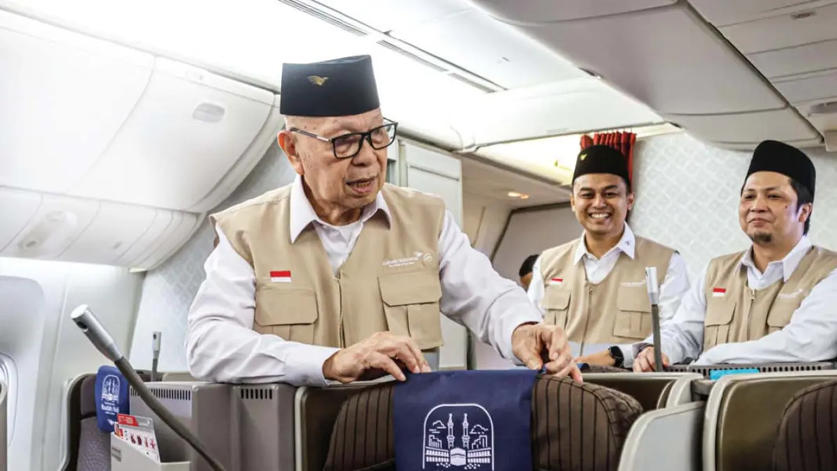 Dirut Garuda Indonesia Glenny Kairupan (kiri) mengecek kesiapan pesawat Garuda Indonesia di GMF AeorAsia, Bandara Soekarnk-Hatta, Tangerang, Rabu (15/4). (HANUNG HAMBARA/JPG)