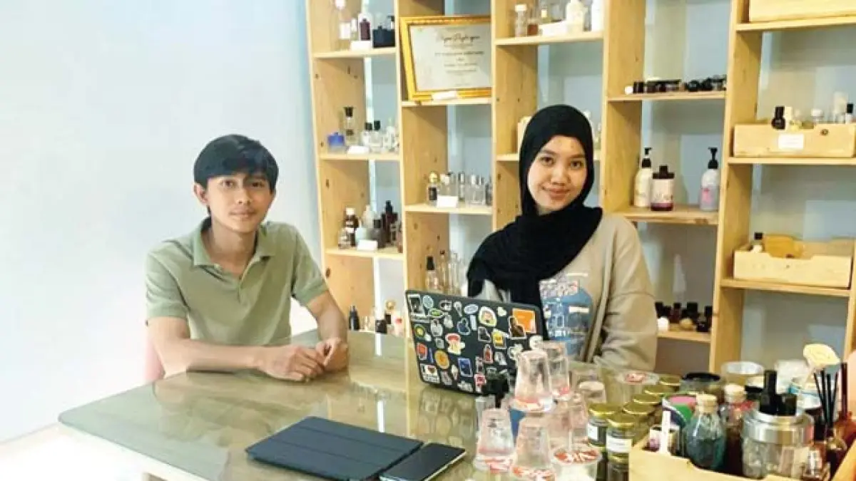 Fajri (kiri), mahasiswa Farmasi Unand bersama supplier bahan baku parfum saat membahas kerja sama bisnis, Rabu (15/4) . (IRFAN RUSLI/PADEK)