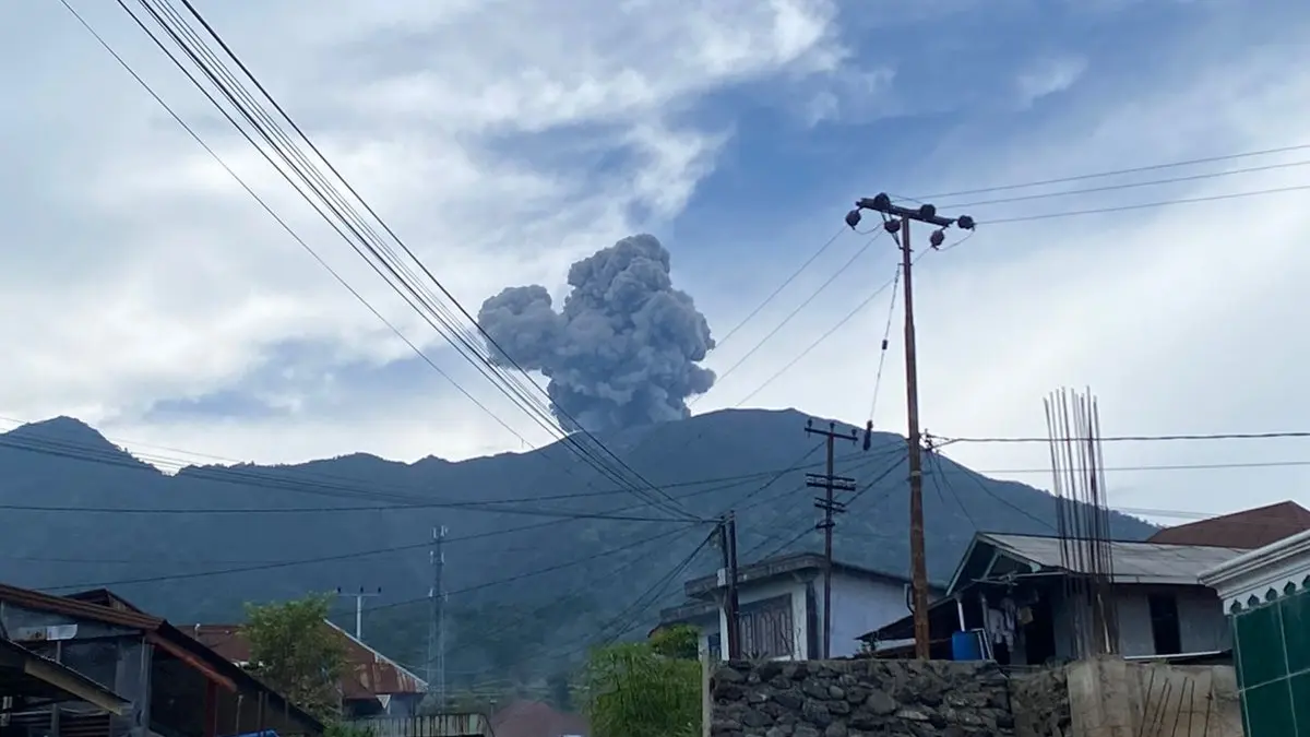 Gunung Marapi di Sumatera Barat erupsi pada Kamis pagi (16/4/2026). Tinggi kolom letusan teramati 1600 meter dengan abu kelabu ke arah timur laut. (WAG Marapi Information)