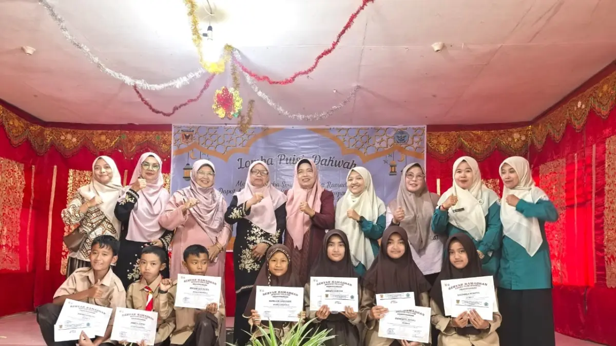 Kepala UPT SMPN 2 Tanjung Baru, Genta Arni, S.Pd foto bersama para juara lomba dan guru pendamping baru- baru ini. (TIM LAMAN GURU)