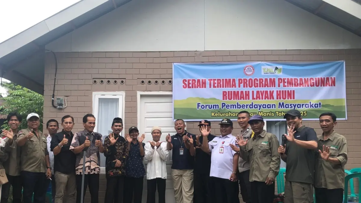Mulyadi terima rumah baru dari Semen Padang di Limau Manis setelah 15 tahun tinggal di pondok sawah tidak layak huni.