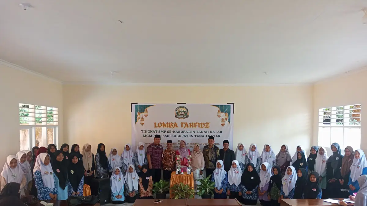 Para penjaga kalam illahi foto bersama dewan juri usai pelaksanaan lomba tahfiz Juz 30 tingkat SMP se-Kabupaten Tanahdatar di UPTD SMPN 3 Sungayang, Kamis (12 /3). (TIM LAMAN GURU)