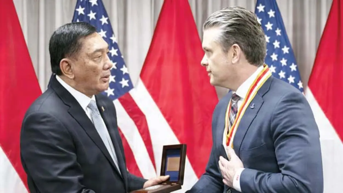 RI Sjafrie Sjamsoeddin (kiri) bertemu dengan Menteri Perang AS Pete Hegseth di Pentagon, Arlington, Virginia, Senin (13/4). (US DEPARTMENT OF WAR)