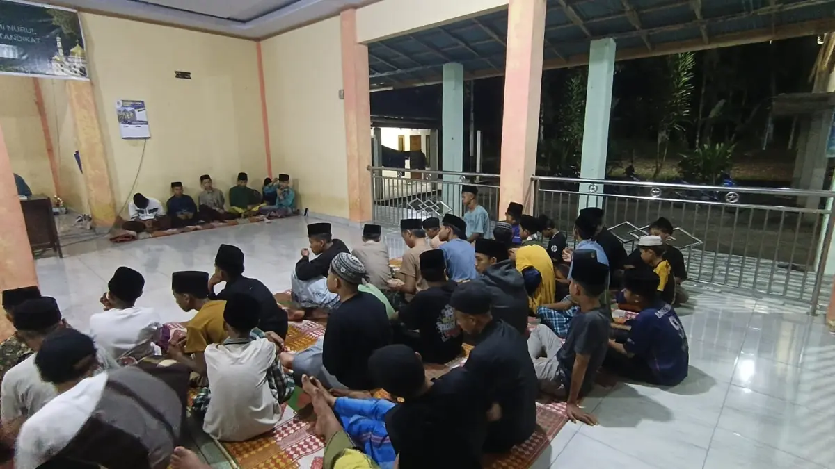 Santri Pondok Pesantren Madinatul Ilmi Nurul Ikhlas (PPMINI) saat mendengarkan ceramah pada kegiatan Muhadarah, Rabu malam (8/4). (TIM LAMAN GURU)