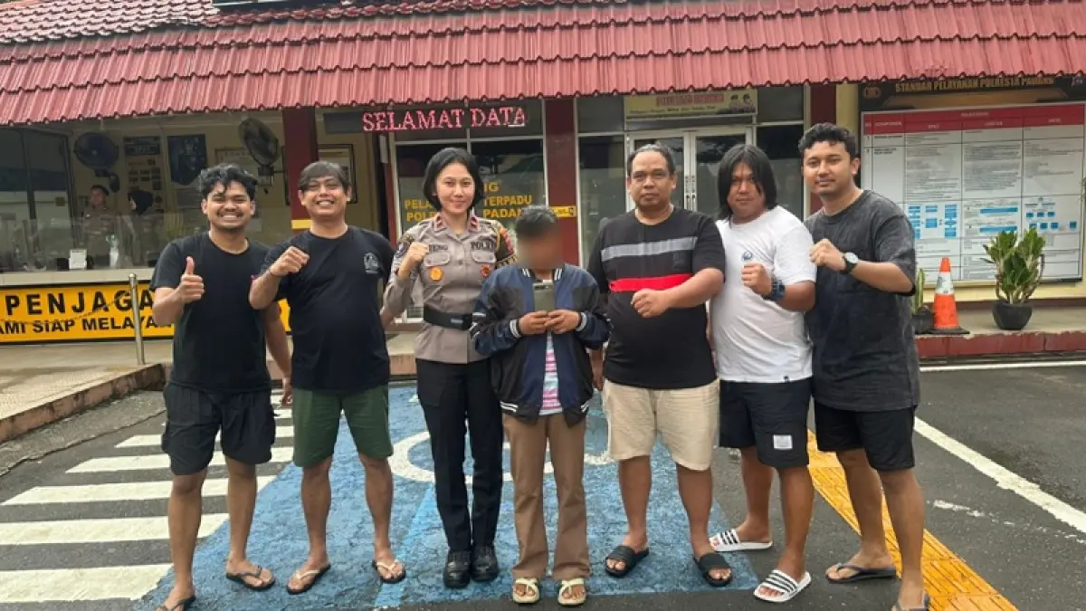Satreskrim Polresta Padang saat menangkap IRT yang mencuri handphone beberapa waktu lalu. (DOKUMENTASI POLRESTA PADANG)