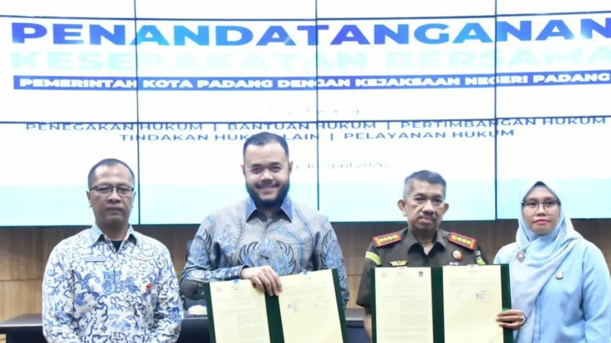 Wali Kota Padang Fadly Amran dan Kajari Padang Koswara menunjukkan MoU bidang Perdata dan Tata Usaha Negara di Balai Kota Aie Pacah, 16 April 2026.(Foto: Prokopim)