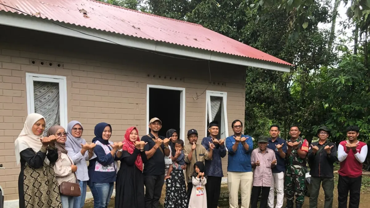Zulkifli terima rumah baru di Koto Lua setelah 10 tahun tinggal di rumah nyaris roboh, bantuan program bedah rumah Semen Padang.