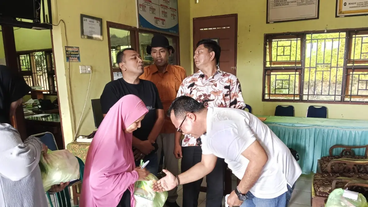 Anggota DPRD Sumbar Donizar menyerahkan bantuan sembako dan santunan kepada korban banjir bandang di Nagari Alahan Mati, Kecamatan Simpang Alahan Mati, Kamis (16/4).