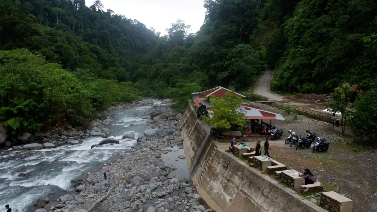 Bendungan UNAND Limau Manis tetap ramai meski rusak akibat galodo, warga manfaatkan lokasi sebagai tempat bersantai.