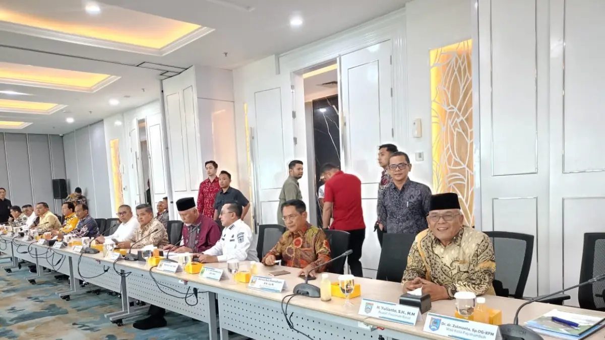 Bupati Pasaman Barat Yulianto mengikuti rapat koordinasi bersama Badan Pengaturan BUMN di Jakarta, Rabu (15/4). (DOK DISKOMINFO PASBAR)