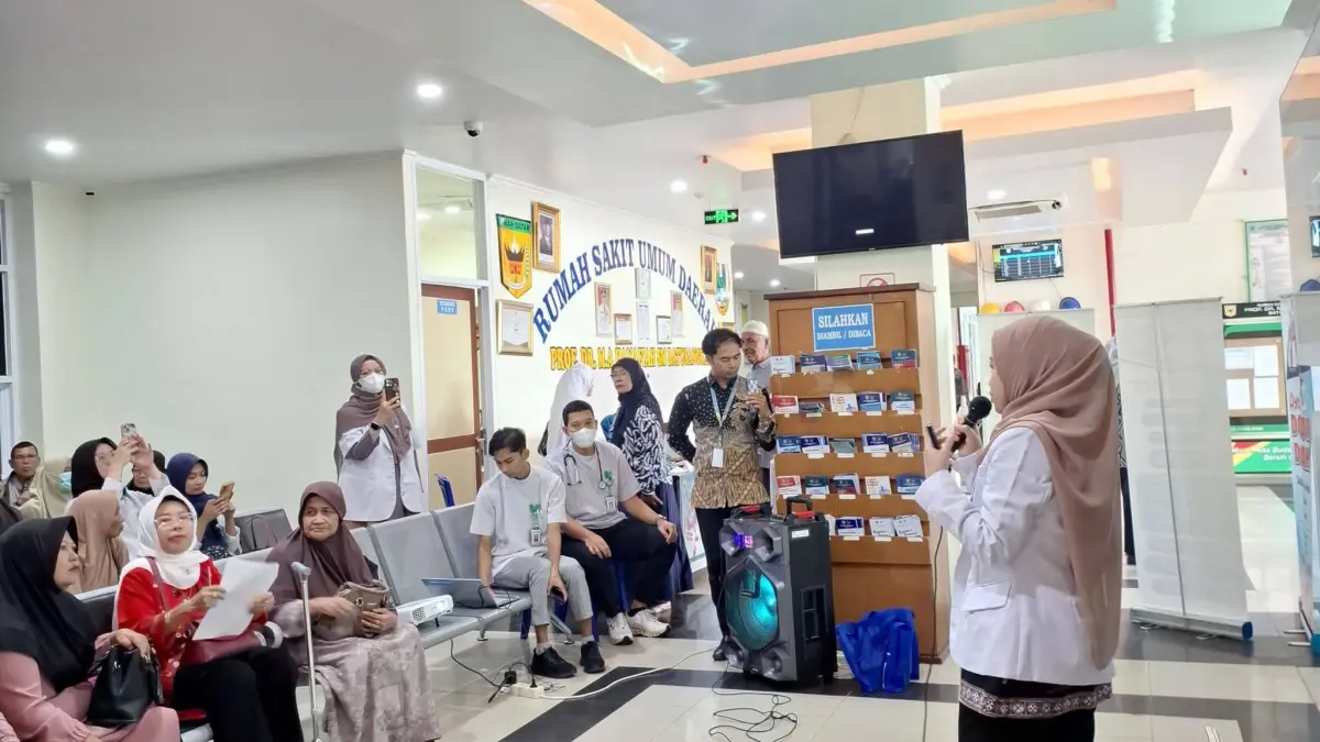 Dokter RSUD Prof DR MA Hanafiah Batusangkar menggelar kegiatan penyuluhan kesehatan bagi pengunjung poliklinik, Kamis (16/4). (SAFRIZAL PUTRA/PADEK)