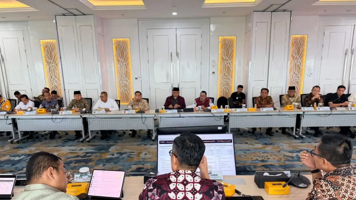 Gubernur Sumbar Mahyeldi Ansharullah bersama Kepala BP BUMN Dony Oskaria saat rapat koordinasi percepatan investasi dan infrastruktur di Jakarta, Rabu (15/4). (DOK BIRO ADPIM) 