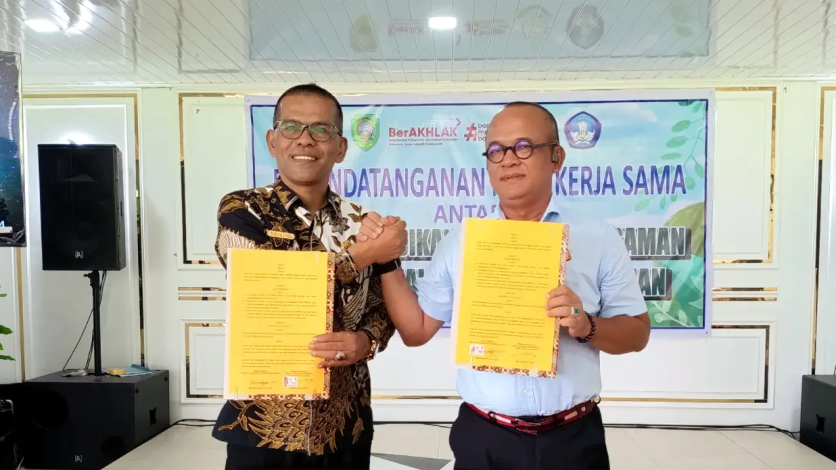 Kepala Dinas Pendidikan Kabupaten Pasaman, Muslim, bersama Kepala Kejaksaan Negeri Pasaman, Hendi Arifin, menandatangani MoU di bidang Perdata dan TUN di Lubuksikaping, beberapa waktu lalu. (DOK KEJARI PASAMAN)