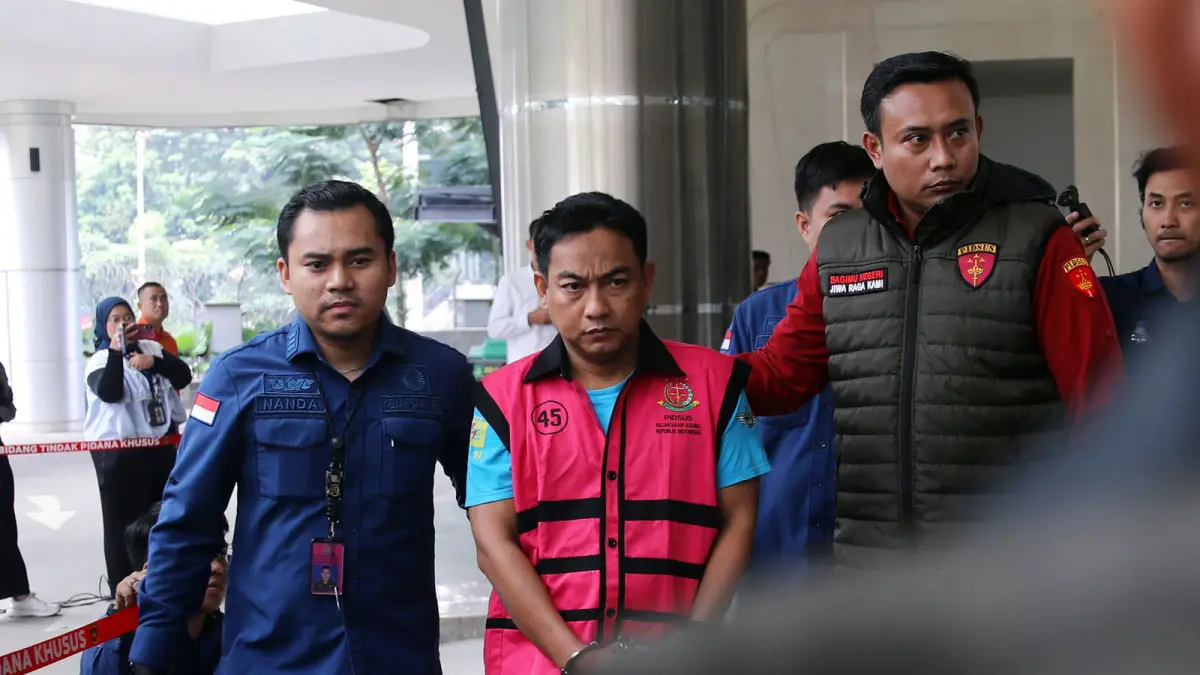 Ketua Ombudsman RI 2026 - 2031 Hery Susanto seusai menjalani pemeriksaan dan penetapan tersangka di Gedung Bundar Jampidsus Kejaksaan Agung, Jakarta, Kamis (16/4/2026). (DERY RIDWANSAH/JPG)