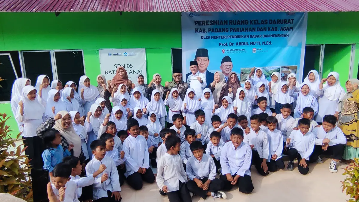 Mendikdasmen Abdul Mu’ti resmikan ruang kelas darurat di Padangpariaman, jamin KBM berjalan, 301 sekolah di Sumbar dapat dana Rp167,53 miliar.