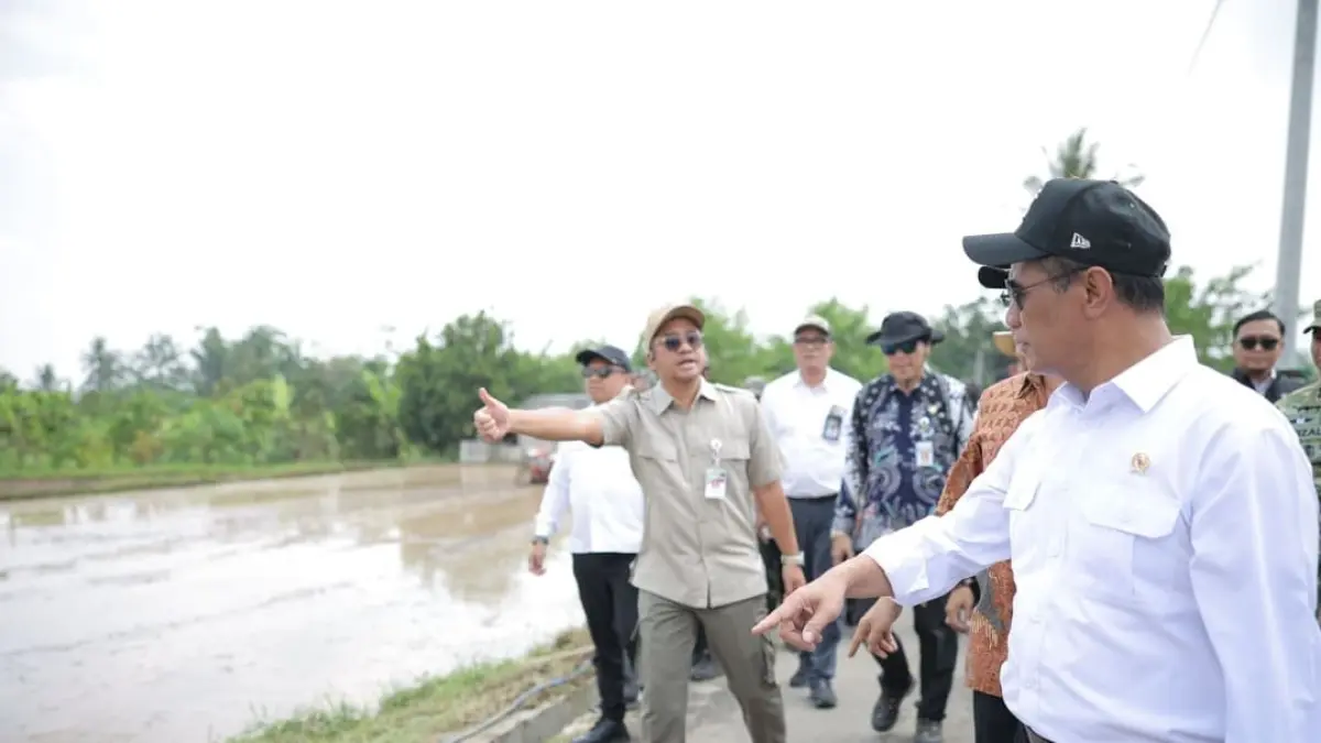 Menteri Pertanian Amran Sulaiman meninjau irigasi perpompaan di Desa Banyurip, Magelang.(Foto: Humas Kementan)
