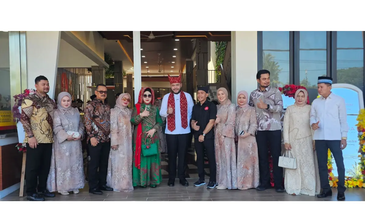 Pemilik Restoran Takana Nasi Padang, Andre Persia foto bersama Wali Kota Padang, Fadly Amran dan ibunda saat peresmian  restoran Takana Nasi Padang, Jumat  (17/4). 