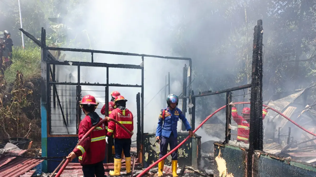 Petugas Damkar memadamkan api yang menghanguskan rumah hunian di Seberang Palinggam, Kota Padang, Jumat pagi (17/4/2026). (Dinas Damkar Kota Padang)