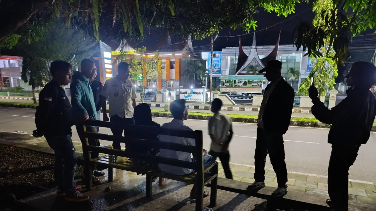 Petugas Satpol PP Kabupaten Pasaman melakukan patroli malam di sejumlah titik di Lubuksikaping, Kamis (16/4), dan mengamankan obat batuk yang diduga disalahgunakan oleh remaja. (DOK SATPOL PP DAN DAMKAR PASAMAN )