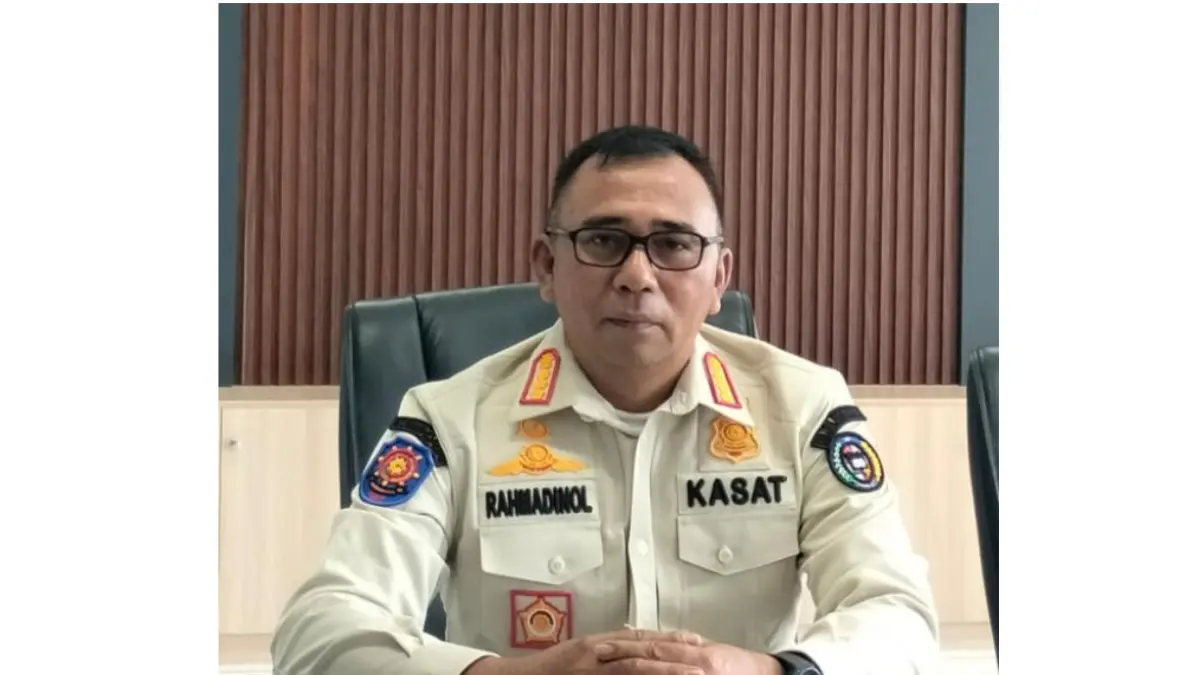 Rahmadinol, Kepala Satuan Polisi Pamong Praja Kabupaten Limapuluh Kota, saat bertugas di lapangan dalam upaya menjaga ketenteraman dan ketertiban umum dengan pendekatan persuasif dan preventif. (DOK SATPOL PP LIMAPULUH KOTA )