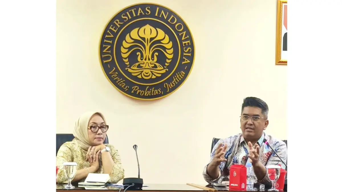 Rektor Prof Heri Hermansyah (kanan) dan Menteri PPPA Arifatul Choiri Fauzi melakukan koordinasi setelah penetapan penonaktifan 16 mahasiswa UI, di Gedung Pusat Administrasi Universitas UI, Kamis (16/4).  (ANDIKA EKA/JPG)