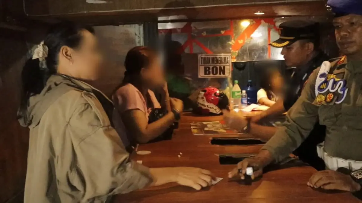 Satpol PP Kota Padang menertibkan kafe di Jalan By Pass KM 20, Kototangah yang langgar aturan operasional dan jual minol tanpa izin, Jumat dini hari (17/4/2026). (Humas Satpol PP Padang)