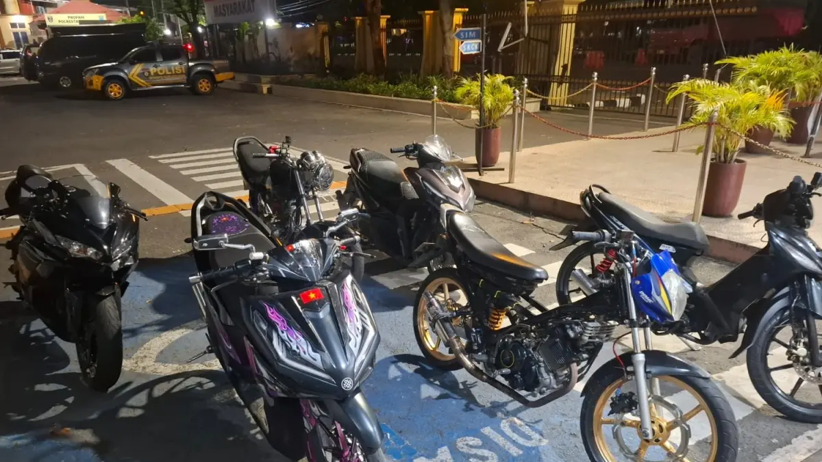 Timsus Alpha Polresta Padang amankan 6 motor balap liar, knalpot dimusnahkan dalam operasi malam di Khatib Sulaiman dan Sutomo Marapalam Padang.