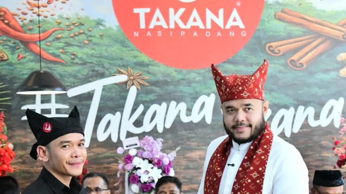 Wali Kota Padang Fadly Amran bersama Owner Andre Persia pada acara grand opening Takana Nasi Padang Resto.(Foto: Prokopim)