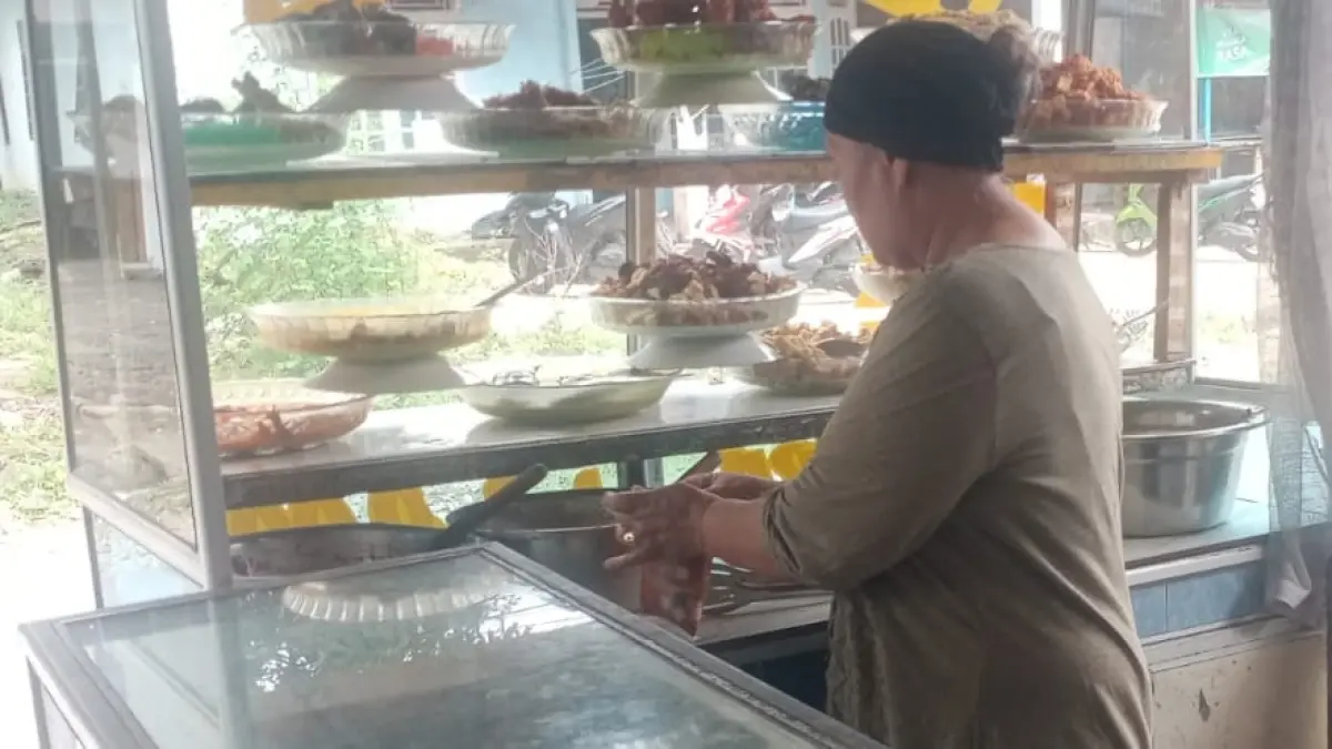 Warung nasi Rp10 ribu di Kapalo Koto, Pauh, Kota Padang, tetap laris di tengah harga naik, jadi andalan mahasiswa dan anak kos hemat biaya makan.