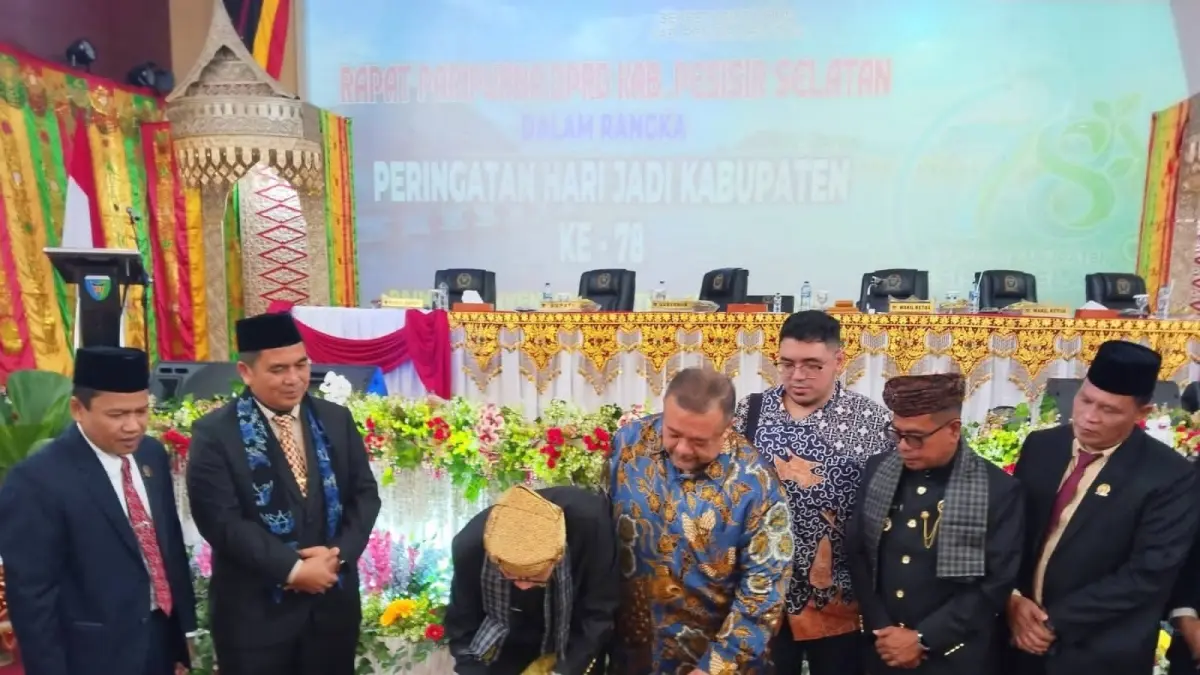 Bupati Pesisir Selatan, Hendrajoni, saat menandatangani kerja sama dengan pihak Riyadh Group Indonesia pada peringatan HJK Pesisir Selatan ke-78, Rabu (15/4) di Gedung PCC.