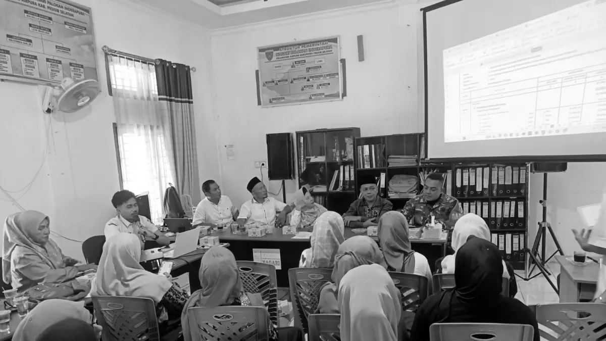 Camat Airpura Surmayenti (tiga dari kanan) menghadiri musyawarah pra kegiatan tahun anggaran 2026 di Kantor Wali Nagari Palokan Inderapura, Rabu (8/4). (DOK KECAMATAN AIRPURA)
