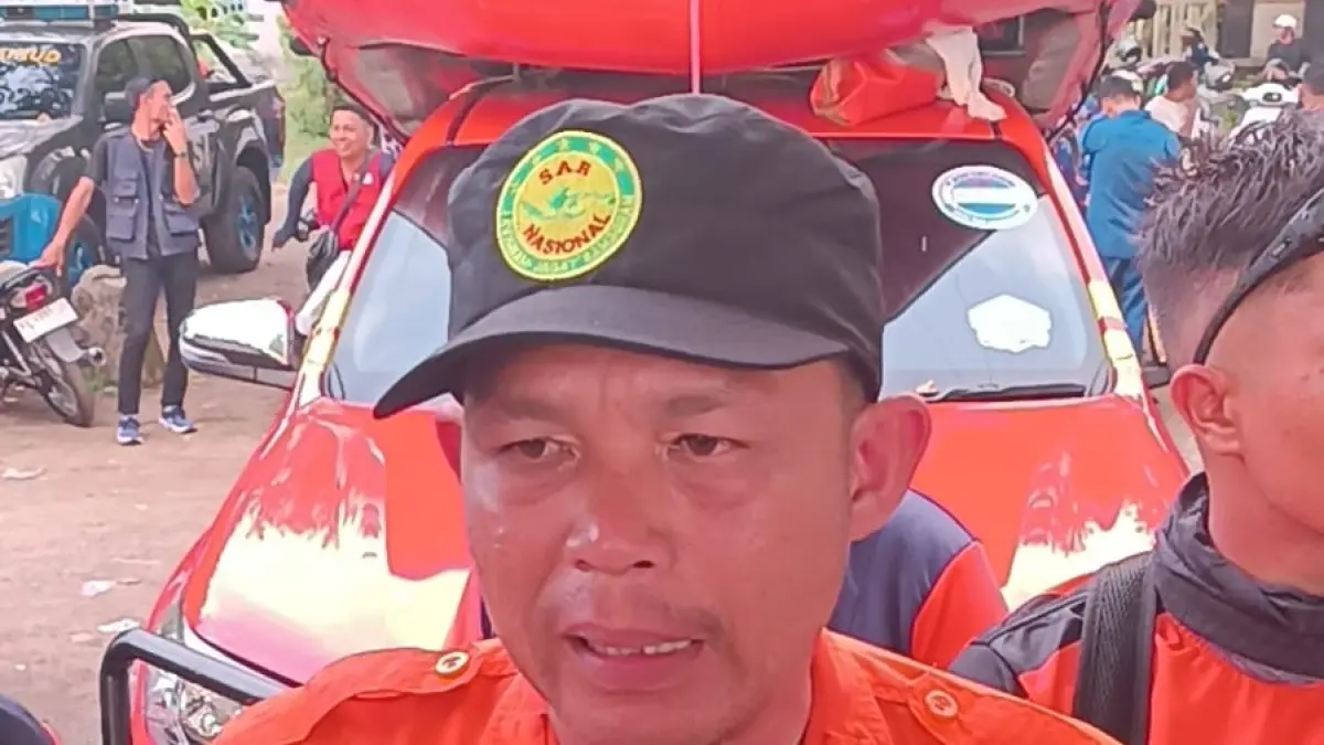Danru Basarnas Padang memberikan keterangan terkait pencarian korban tenggelam di Pantai Air Tawar, Padang, Sabtu (18/4/2026). (Suyudi/Padek)