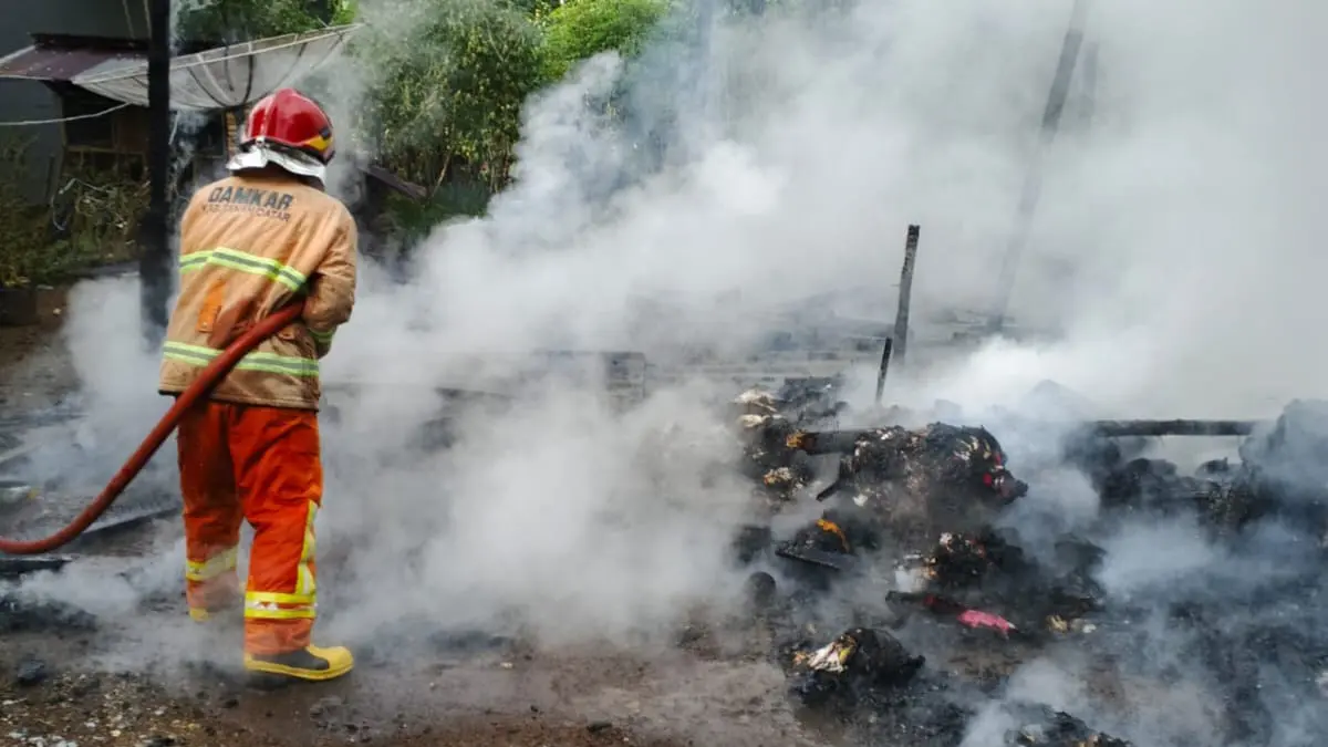Pemadam kebakaran saat berusaha memadamkan api yang membakar rumah di Tanahdatar, Sabtu (18/4/2026). (DOKUMENTASI PRIBADI)