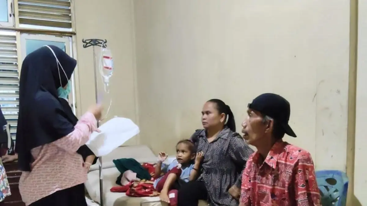 Petugas kesehatan melakukan penanganan terhadap warga yang diduga mengalami keracunan makanan di Puskesmas Airbangis, Kamis (16/4). (DOK DINKES PASBAR)