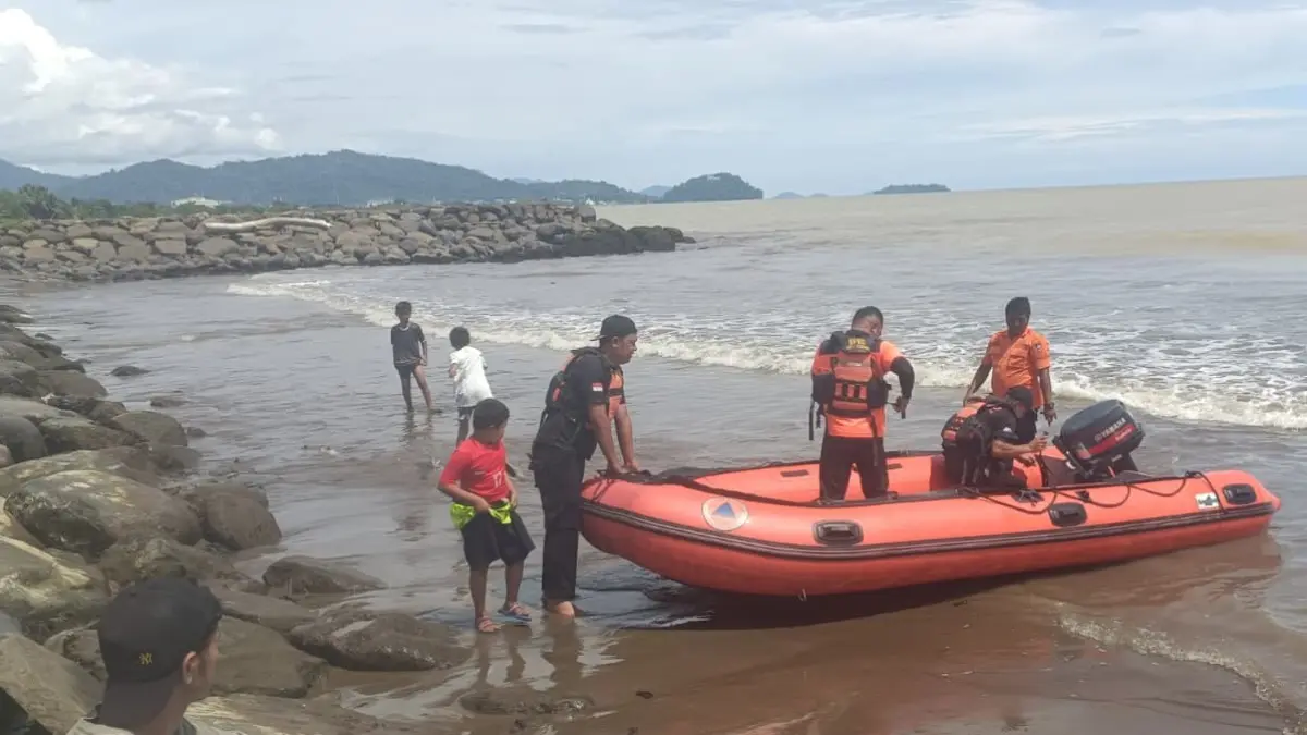 Tim SAR gabungan melakukan pencarian dua bocah yang terseret ombak saat berenang di Pantai Ujung Karang, belakang Kampus Bung Hatta, Padang, Sabtu (18/4/2026).