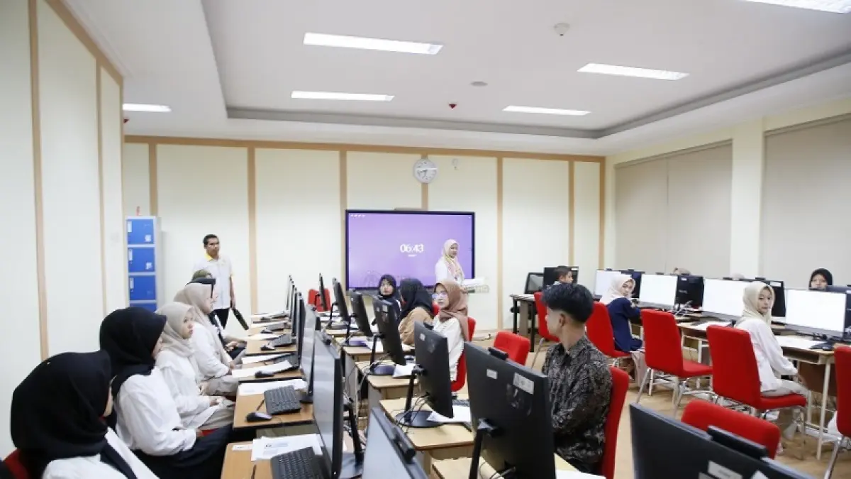 Universitas Negeri Padang menyiapkan 67 laboratorium komputer yang didukung 1.560 unit perangkat di lokasi Padang untuk UTBK-SNBT pada SNPMB 2026. (DOK HUMAS UNP)