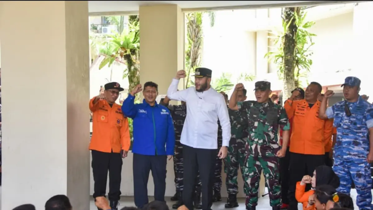 Wali Kota Padang Fadly Amran meninjau pelaksanaan latihan MANTAP LKO Kogabwilhan I bersama personel gabungan di Komplek Balai Kota Padang, Aie Pacah, 18 April 2026.(Foto: Prokopim)
