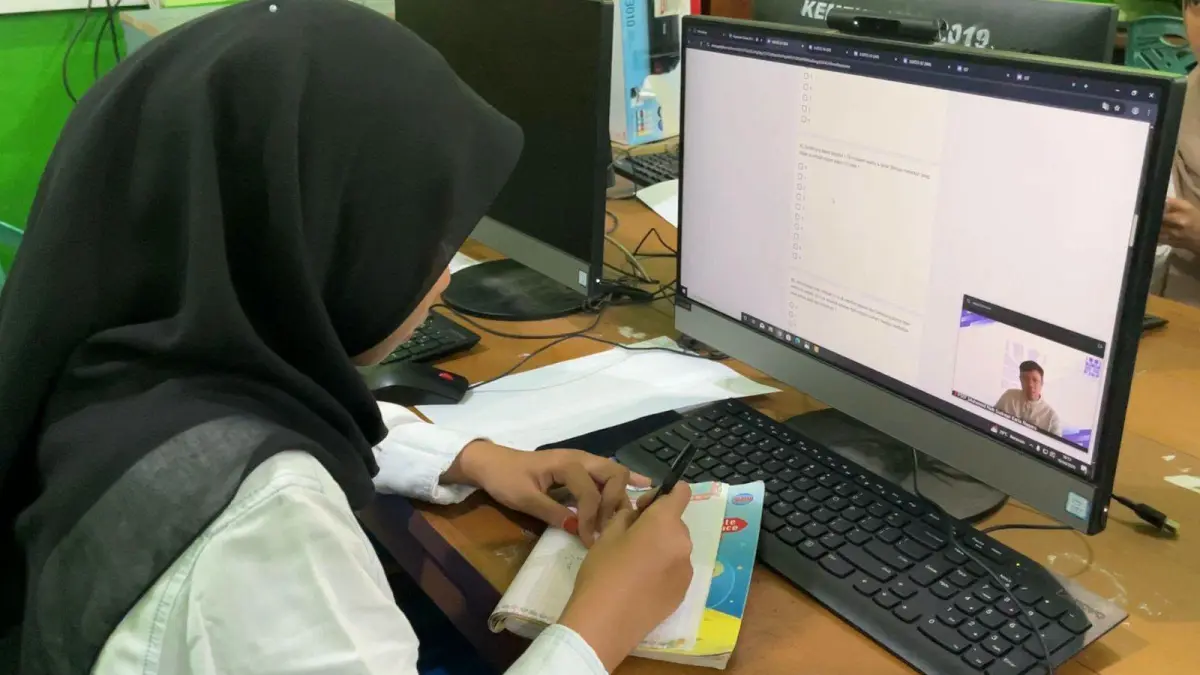 12 peserta mengikuti ujian psikotes dalam seleksi beasiswa penuh PASIM Bandung di Labor Komputer SMPN 2 Kota Pariaman, Minggu (19/4/2026).