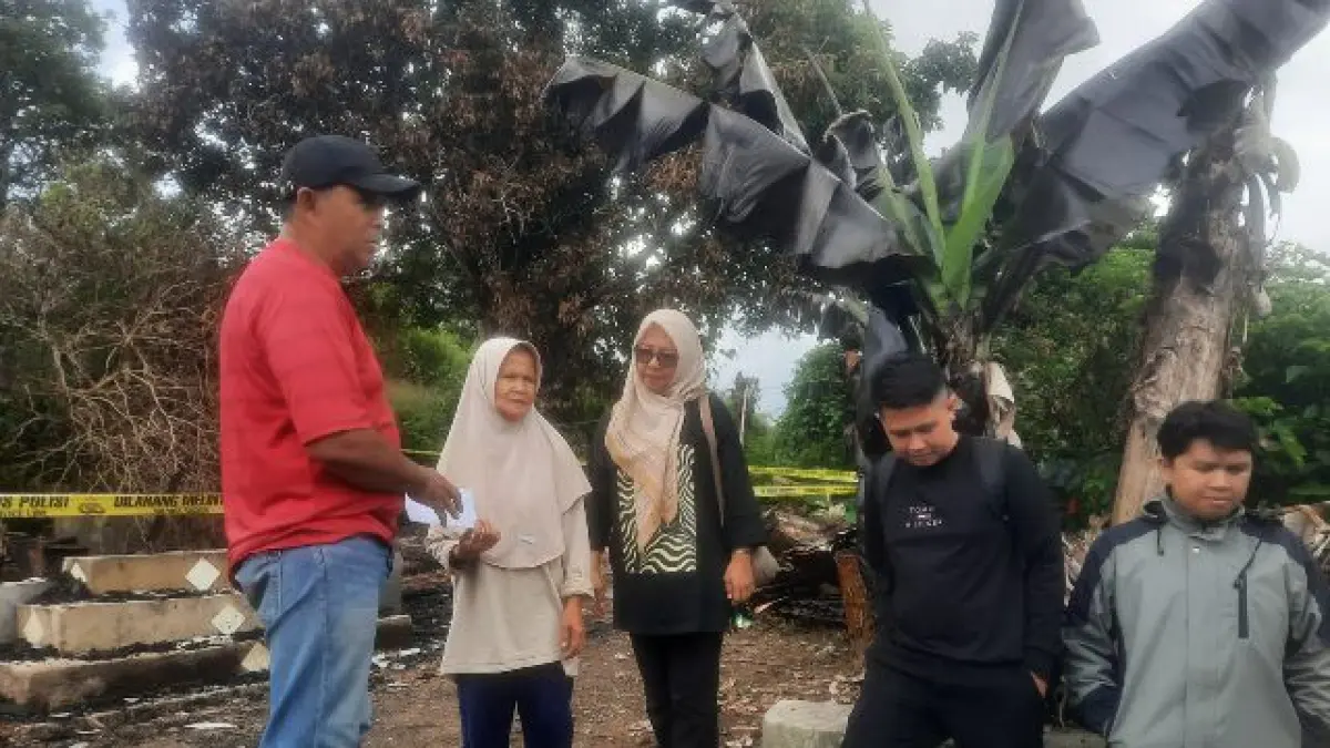 Anggota DPRD Kabupaten Solok sekaligus Ketua Komisi I Fraksi Gerindra, Iskan Nofis, menunjukkan komitmennya terhadap masyarakat dengan turun langsung ke lokasi kebakaran rumah warga di Kecamatan Danau Kembar, Sabtu (18/4/2026).