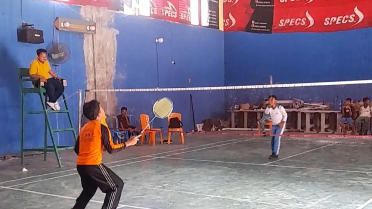 Atlet O2SN SD Kecamatan Sungayang saling unjuk kemampuan dalam pertandingan bulu tangkis, Sabtu (18/4). (SAFRIZAL PUTRA/PADEK)